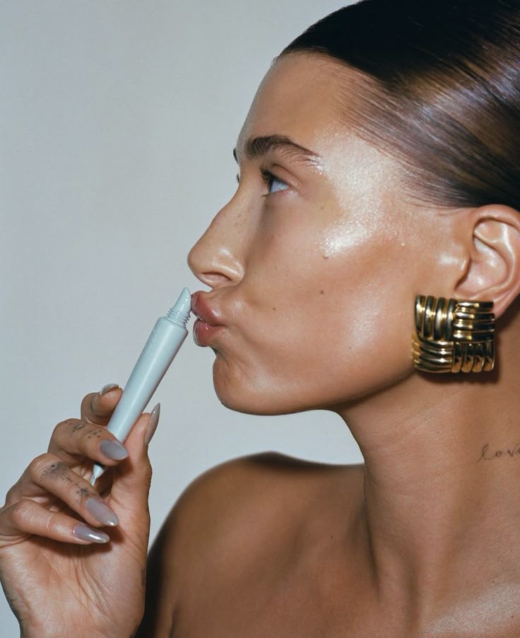 Glowing Ambition: Hailey Bieber’s Journey from Smoothies to Skincare